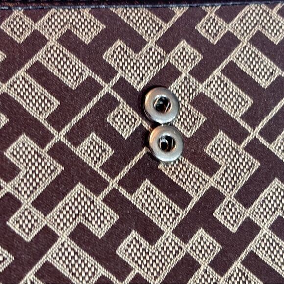 Tommy Hilfiger | 2011 Women’s Small Trifold Brown Wallet - Picture 13 of 15